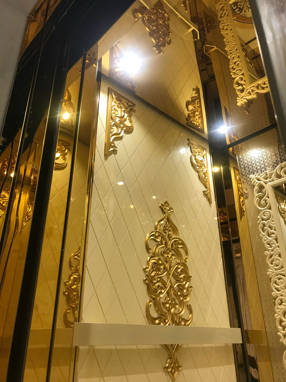 Compact small lift for home spaces