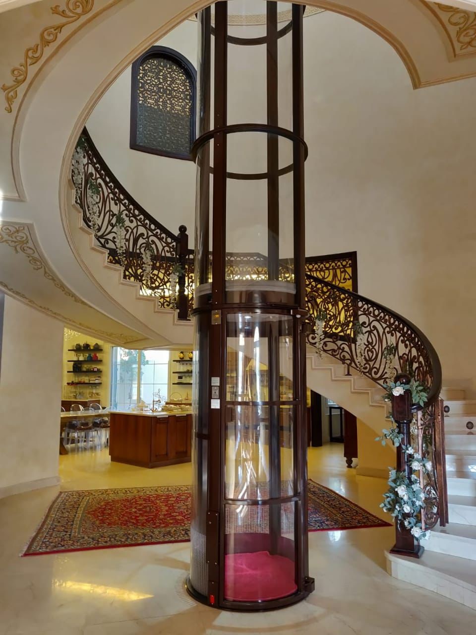 Vacuum lift for home – sleek & modern.
                        